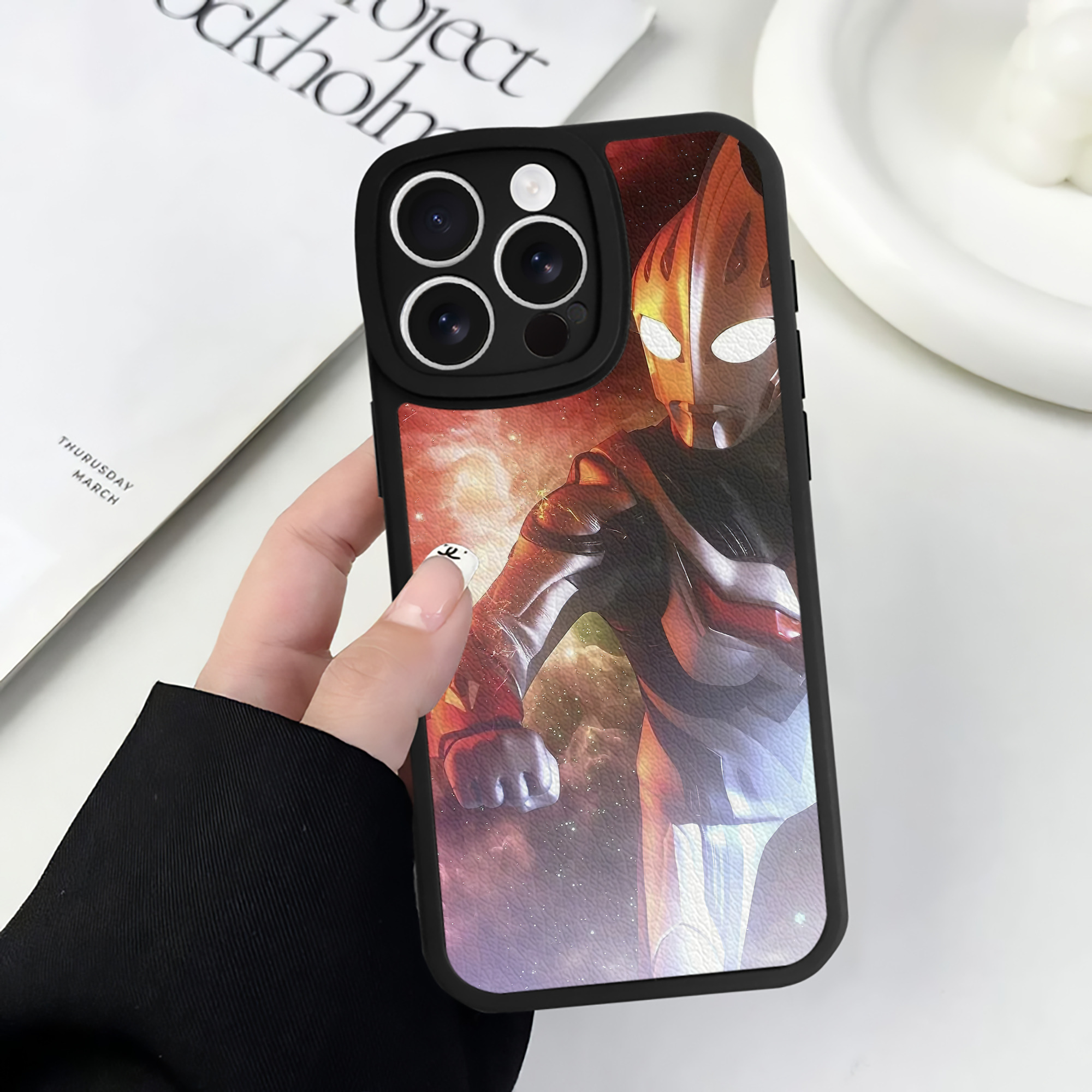 （画像用） ウルトラマン Ultraman 【iPhone 16シリーズ対応】シリコンスマホケース（レザー調） 材質：シリコン